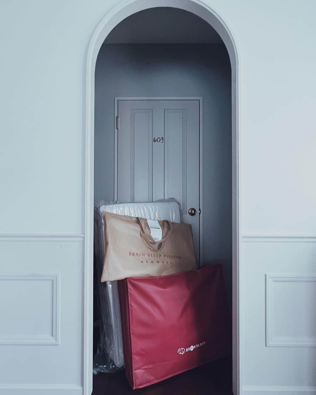 のインスタグラム：「My preseets for the good quality sleep of my son🛌🤍  中学に入る息子へ私が用意している贈り物は4つ🤫  1.親友家族たちとのグランピング(完了)  ２つ目はこの寝具たち。  去年自分用にお迎えしたマットレスをとても気に入ってしまったので、育ちざかりの息子にもこの機会に同じものを。  そして、枕は最近これまた使い心地に感動した、デジタル世代の首を助けてくれる新製品、NEW WAVEも。 (それまでのブレインスリープの枕の約半額というのも嬉しい)  さらには、きっとこれもいいに違いないとメディカル布団も揃え、贅沢なブレインスリープの3点セット。  決して安いものではないけれど、2度とこない成長期のために、と考えると高くはない。  どれも自分で簡単に洗えてアレルギーの心配も思春期の匂いも軽減できるのも最高。  高校卒業までは間違いなくもってくれるはず。  嬉しい日も悲しい日も、1日の終わりには良い睡眠をたくさんとって気持ちの良い朝を迎える、そんな素敵な6年間を過ごせますように。」