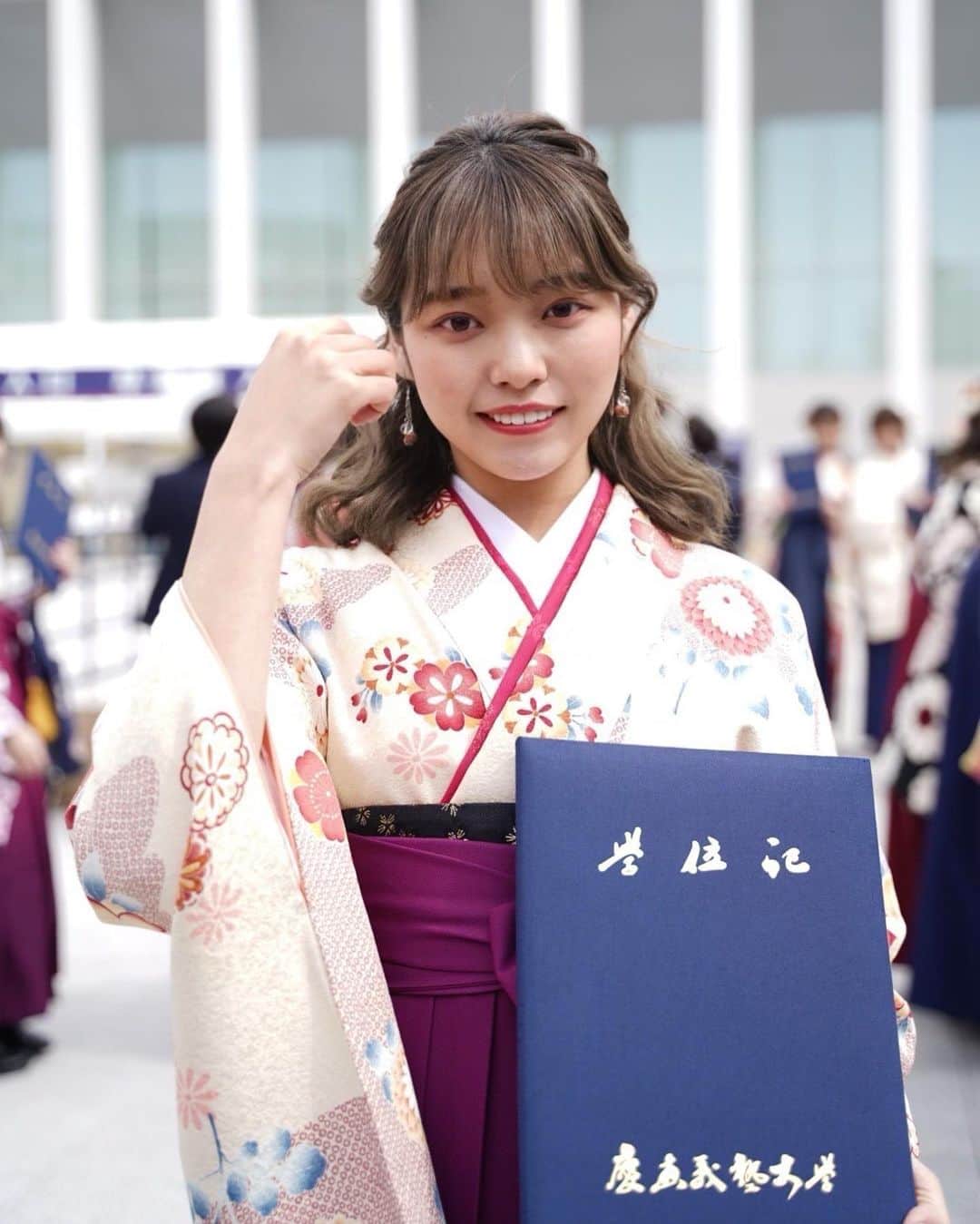 横山キラのインスタグラム：「慶應義塾大学法学部を卒業しました！  とても充実した4年間でした！✨  #慶應 #慶應義塾大学 #卒業式 #袴 #卒業式ヘア  #卒業袴」