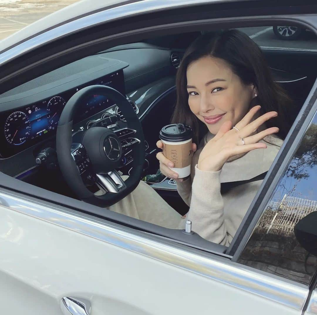 イ・ハニのインスタグラム：「봄의 문턱🌸 마음은 곧 있을 AMG driving academy가서 드리프트 돌고 싶지만...;; . 현실은 아늑하게 자분자분 안전운전☺ 함께 못해 아쉽지만 날 풀리고, 방빼는 날~! 달려가리~~~🚗💨 #AMGDrivingAcademy #ADA #AMG #DrivingPerformance」