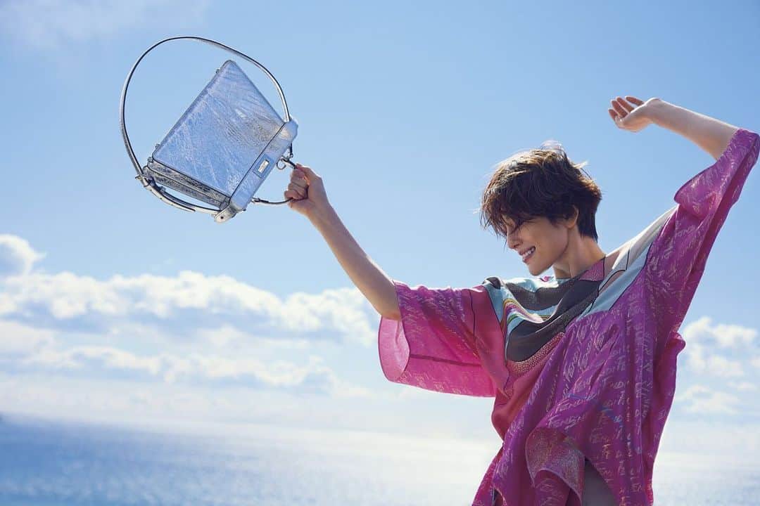 米倉涼子のインスタグラム：「今日発売の 『ELLE JAPON』5月号でお世話になりました！  写真とは裏腹に寒い日でしたが とても綺麗に撮っていただきました😊 ありがとうございます！  Pleasure to be appearing in the May issue of ELLE JAPON – which is on sale now!  They took such beautiful photos of me despite the cold weather that day😊 Thank you so much!  @ellejapan  #ELLE #takakikumada @fendi  #fendi」