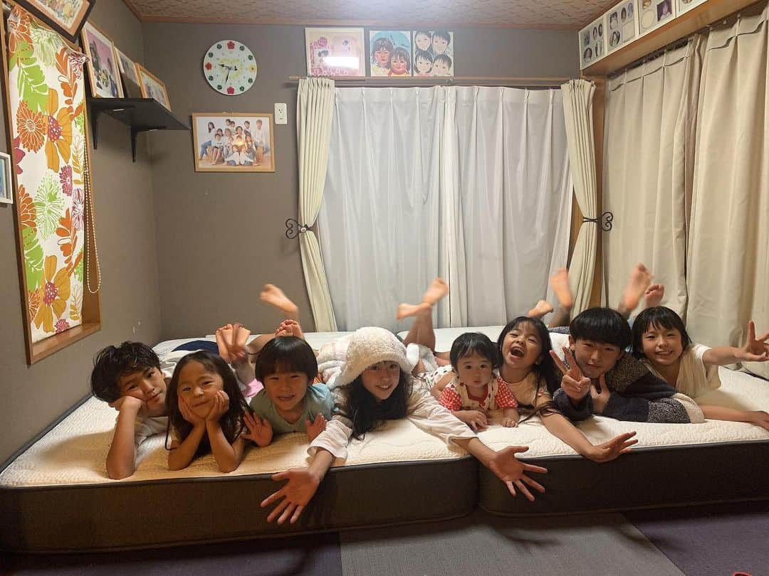 Kazukiのインスタグラム：「寝室、子ども部屋…マットレスを NELLに変えてから半年が経ちました♪ • 寝起きの腰の痛みが辛かったのですが、 その痛みがかなり緩和され毎朝調子良く起きれています🙌 • 家事、育児、仕事、夜泣き… 睡眠時間が長く取れない私でも、NELLのお陰で子ども達と一緒に夜　快適に眠れているんだなぁ〜っと感じる毎日です😴💕 • マットレスが違うだけでこんなに違うんですね🥰 寝心地最高です♡♡ • NELLはポケットコイルマットレスなので、通気性がすごく良くてお掃除お手入れもすごく楽です♡ • 気になる方は、ぜひNELLの公式サイト  @nell_mattress  をチェックしてみてください☺️ • 10%OFFのクーポンコードをいただきました♡ ご購入の際は、ぜひご利用ください😊 ★クーポンコード【　kazuki 】 • • #NELL#NELLマットレス#ネル#ネルマットレス#寝具#快適#睡眠不足#寝室#子ども部屋#和室#小上がり#腰痛#大家族ママ#子沢山ママ#ワーママ#六男七女#漆山家#pr」