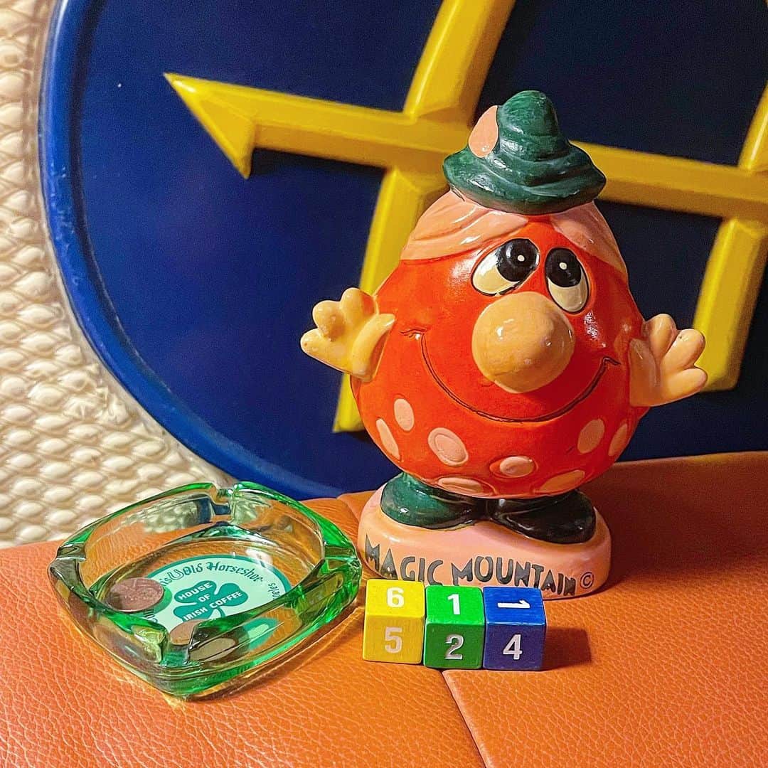 大川知英さんのインスタグラム写真 - (大川知英Instagram)「70's Magic Mountain Troll Coin Bank🎢 前から欲しかっためちゃくちゃお可愛い マジックマウンテンのコインバンクを ずっぽし👨🏾いいキャラおきゃらだよね-🤤 もう心折れそうになりそうにならないなんて ならないよなんて言わないよ絶対🚬 届いた箱を開けたら これまた可愛い灰皿とサイコロにコインが😭 ありがとうございました🙇‍♂️🙇‍♂️ いつか遊びいきます...upi🤡❗️ #magicmountain#troll#coinbank #70s#vintage#欲しかったやつ #お可愛い#ずっぽし#大切にします #ありがとうございました#感謝 #upi#amecajiboys#takatsubase  #アメトイ部#youtube#captain」3月28日 8時52分 - zupposi_swamp