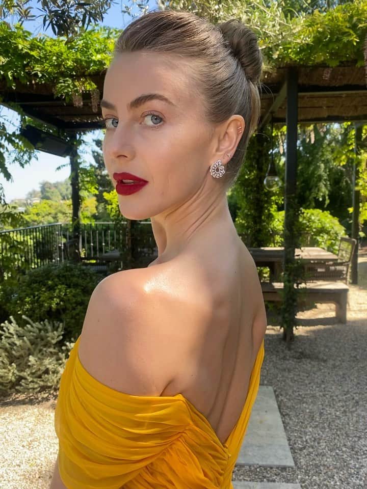 Vincent Oquendoのインスタグラム：「Beyond gorgeous #juliannehough  Styled by @jennifermazurstyle hair by @peterluxhair #makeupbyVincent using @tweezerman and @makebeautyofficial  For Julianne‘s Oscars makeup look we wanted her to look fresh and glossy with a well groomed brow. We took our time with prepping her skin and grooming her brows. When you create a minimal makeup look the textual nuances on her face make her features really standout in a subtle way. By brushing and grooming her brows using the tweezerman tools and filled them in and using MAKE beauty blade line to fill in any holes and I went a shade lighter with her brow gel to cool down her brows using the MAKE beauty sculpting brow gel in cool taupe. And we finished her makeup off with a super matte red lip.   Skin: Lumify drops FaceGym moisturizer  STURM glow drops Dior face and body foundation  Shiseido synchro skin self refreshing concealer in 103  Cheeks: Benefit  hoola lite contour  Kevyn aucoin face gloss highlighter  Brows Make Beauty blade line in cool taupe color Make Beauty sculpting brow tint in cool taupe Tweezerman brow brush and scissors to groom her brows  Eyes Charlotte tilbury eyeshadow palette in pillow talk Dior show overcurl mascara in black  Lips  Violette_fr petal bouche in Amour Fou color」