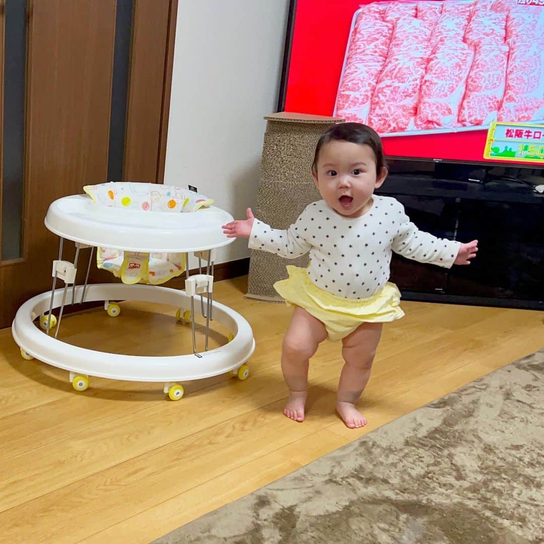 ゆうひなたのインスタグラム：「. . . ベビーサークルの外の世界を 堪能しまくっているいちかはん👶🏻. . . テレビがキッチンまでを 行ったり来たりずーーっと 歩き回ってます🤣🤣🤣. . . たまに階段1段登ってそっから 降りれなくなって たすけろー！！！って 叫んできます。（笑）. . . .」