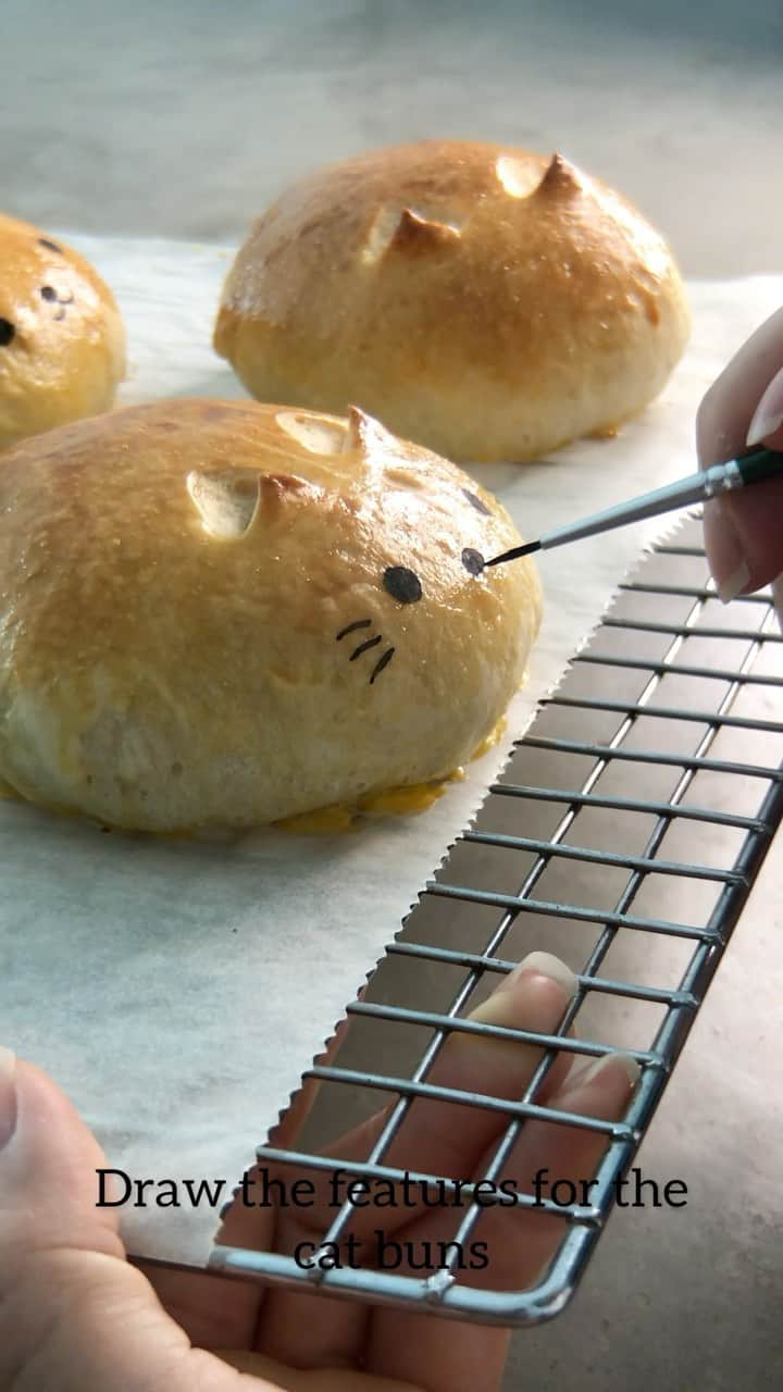 Little Miss Bento・Shirley シャリーのインスタグラム：「Did you see my super cute tuna 🐱 buns made using @lesaffre_sg SAF-INSTANT™️ Gold Instant Dry Yeast? Here is a video tutorial on how you can easily bake them too.   Unlike active dry yeast, you can combine our instant yeast directly with dry ingredients when forming a dough. Every time you use SAF-INSTANT™️, you are simplifying your baking process and guaranteeing more consistent results.  Suited for sweet dough with 5% or more sugar  on flour weight. SAF-INSTANT™️ Gold Instant Dry Yeast is available for purchase at major supermarkets and ingredient stores.  More info: https://saf-instant.asia/sg/home-baking/saf-instant-11g-gold/  Separately, the newly launched SAF-INSTANT™️ Red Instant Dry Yeast is for less-sweet dough with 0 - 5% sugar  on flour weight. Great for pizza dough, bagels and baguettes etc.  More info: https://saf-instant.asia/sg/home-baking/saf-instant-11g-red/  Recipe SAF-INSTANT™️ Gold Instant Dry Yeast 3.5g Sugar 20g Salt 2g Bread flour 200g Butter 20g Water 125ml Tuna for filling Egg wash (egg yolk + milk)  Edible charcoal powder (for decorating)   #LesaffreSG #LesaffreBetterBaking #LesaffreBakers #safinstant #partipost #sp」