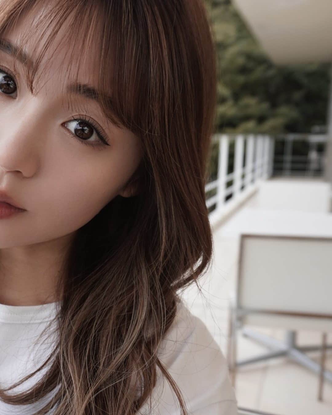 志田友美（ゆうみん）のインスタグラム：「🫠💭  25になってさすがにお肌管理しっかりしないと…ということで。  毎月、肌管理は @haab_yokohama に通ってます🤍 定期的に行くことに意味があるから夏になる前に頑張ってケア🌿 しっかり先生が見てくれるから安心🫶🏽  まつげはパリジェンヌ、まゆげはハリウッドブロウ🧖🏼‍♀️ どちらも @eyelash_chrissie @eyelashchrissie でお願いしてるよ！とても丁寧で持続力やばいの🫣✨  #肌管理 #美容 #パリジェンヌ #ハリウッドブロウ」