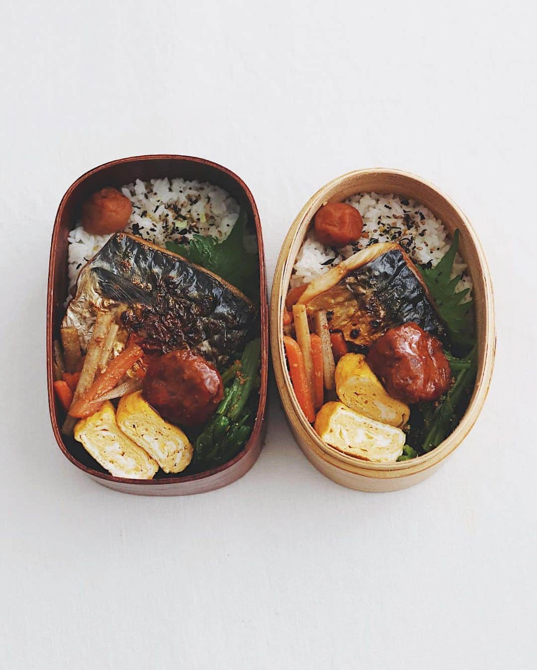 樋口正樹のインスタグラム：「Bento 🌸 . お昼のわっぱ弁当。 塩さば、玉子焼き、 ほうれん草ナムル、 きんぴら、梅干し、 そしてはじめての 大豆ミート肉団子。 おかず気持ち多め、 ごはんは少なめに ひじきのふりかけ。 . . . #お弁当 #わっぱ弁当 #塩さば #焼きサバ #ほうれん草ナムル #きんぴらごぼう #大豆ミートミートボール #大豆ミート肉団子 #ひじきのふりかけ #おべんとう #bento #washoku」