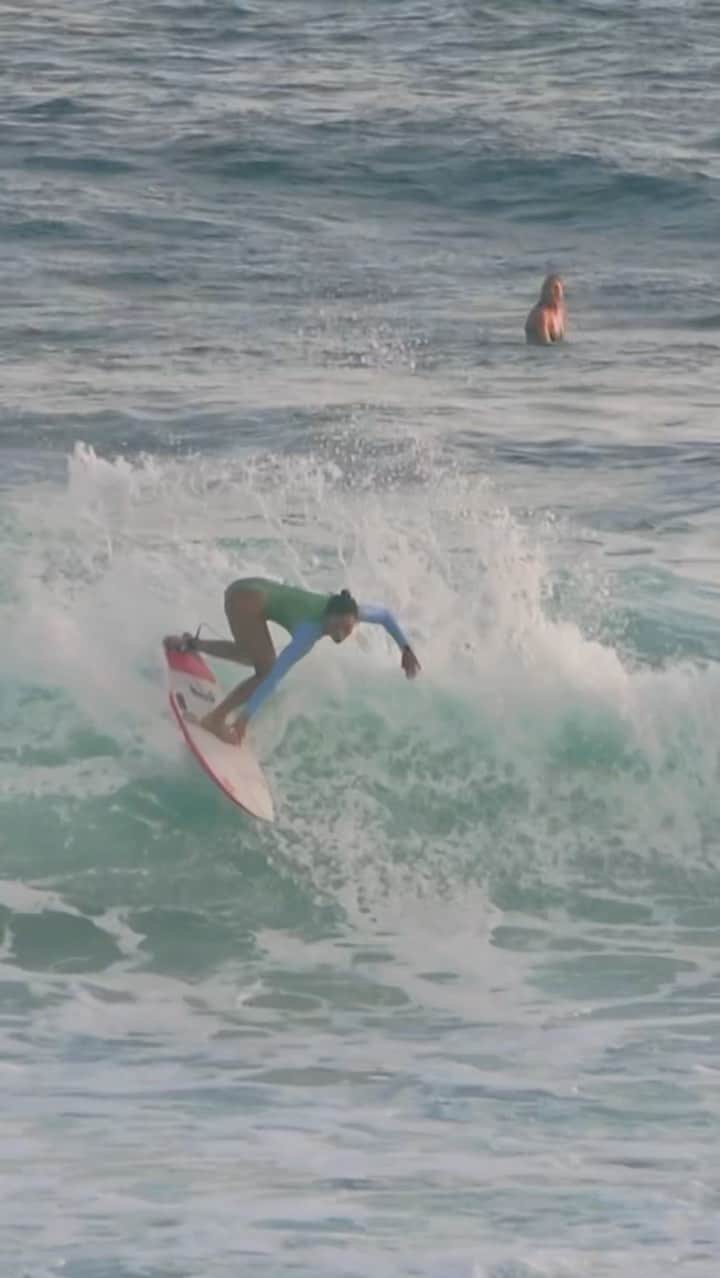 ティア・ブランコのインスタグラム：「Some raw clips this mornin warming up at Soup Bowl 🇧🇧🇧🇧🇧🇧 been having fun over here w @myerssurfmentorship 😁」