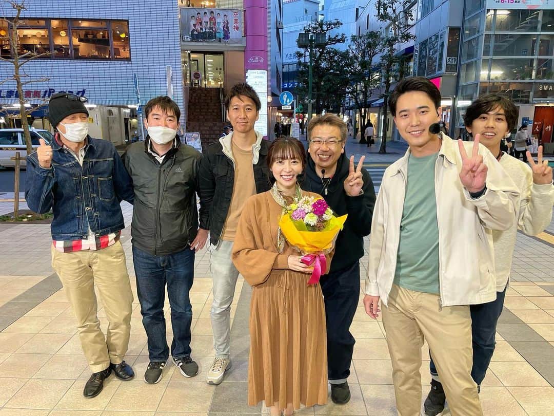 鳥越佳那のインスタグラム：「【まるごと🌀】  最後のお仕事は 先週のセノバ中継でした🥲  入社式の日に挨拶させていただいた思い入れのある番組に最後まで携われて幸せでした☺️🌸  ５年間 特集や中継などを担当し いちばん"挑戦“させていただいた番組。 真面目に面白さを追求する 難しさと楽しさを学びました😌  毎回「初めて」に出会える現場が大好きで、 仕事前日は"ソワソワ"して あまり眠れなかったこともいい思い出です😄  そんなまるごとは  \\今日からリニューアル‼✨︎//  新スタジオ 新コーナー...  今日は視聴者として "ソワソワ"しております🙊  みなさんと パワーアップしたまるごとも楽しませていただきます😊  #daiichitv #まるごと #モニターごしの #記念写真 #宝物」