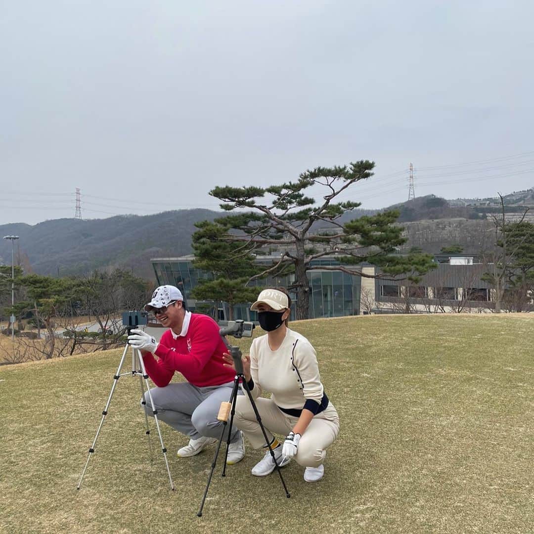 リュ・ジヘのインスタグラム：「🍀 공태현 프로님 등빨에 기죽지 않는 내 등빨 셀카라도 찍을려고 했는데 너무 집중해서 찍을 시간도 없었는데 언니가 찍어줘서 고마운 즐거운 골프생활! 프로님들이랑 골프를 나갈 수 있다는 것만으로도 매우 영광이고 도움되고 그리고 성격도 매너도 너무 좋으시고 유쾌하셔서 유튜브도 대박 나시는 이유이지 않을까 노력하고 도전하는 사람들을 만나면 에너지를 얻게 되는 거 같아요! 즐거운 촬영이였습니다 감사합니다 까까님 정여사님 공태현프로님 그리고 나💕  #공태현골프tv #유튜브 #구독 #좋아요 #브릿지스톤 #성북동까까 #골프유튜브 #골프유튜버 #골프스윙 #골프웨어 #옴닉스골프백 #골프용품추천 #류지혜골프 #골프에진심  #골프스타그램 #골프중독 #골프사랑 #필드레슨 #필드룩 #필드패션 #golf #golfstagram #golfswing」