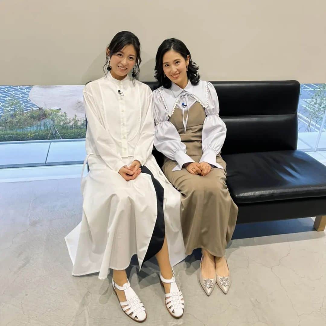 本仮屋リイナのインスタグラム：「まさかこんな早いタイミングでまた呼んでいただけるとは🥺✨ 「クイズ！あなたは小学５年生より賢いの？」に出演し、リベンジさせていただきます💪⚡  4/1(金)よる７時～日テレ系で放送です🍎  前回は、学期末テスト並に気合いを入れて勉強した結果、あっさり７問目で不正解に🙍  今回はその失敗を糧に、断捨離(捨てずに寄付)し、床をピカピカに磨き、トイレ掃除をいつもより小まめにし、運がよくなりそうなことを徹底して続けました🌿  その成果は... ぜひご覧いただけたらうれしいです🧚‍♀️🧚  #大きなソファに姉妹ぴったりくっついて座リイナ #本仮屋姉妹 #日テレ #小５クイズ」