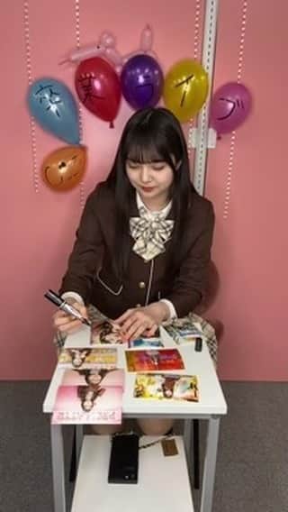 PINK-latte TV (ピンクラテTV) 公式のインスタグラム：「サイン書きながら質問コーナー🌷 ぴてぃーずとのコラボライブ❤️  アリア最後のインスタライブです！ 途中で色々ハプニングがありましたが、それも良きです🥰笑  これからもアリアの応援、PLTVの応援、よろしくお願いいたします💗 ____ #ピンクラテ #ピンクラテtv #アリア #ありぽん」