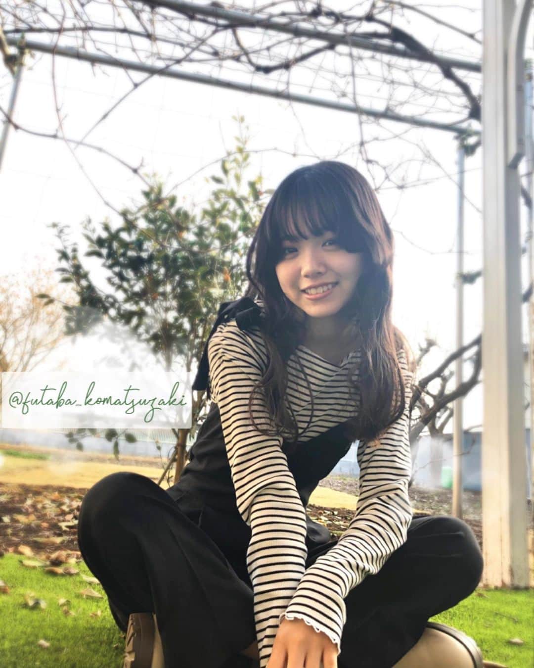 のインスタグラム：「🌱  昼間はアウターなしでもポカポカだった日☀️ボーダー柄のトップスとサロペットでモノトーンコーデ🇫🇷 ♡ ♡ ♡ #春服 #モノトーンコーデ #ニコプチ #プチモ #小松崎ふたば #🌱」