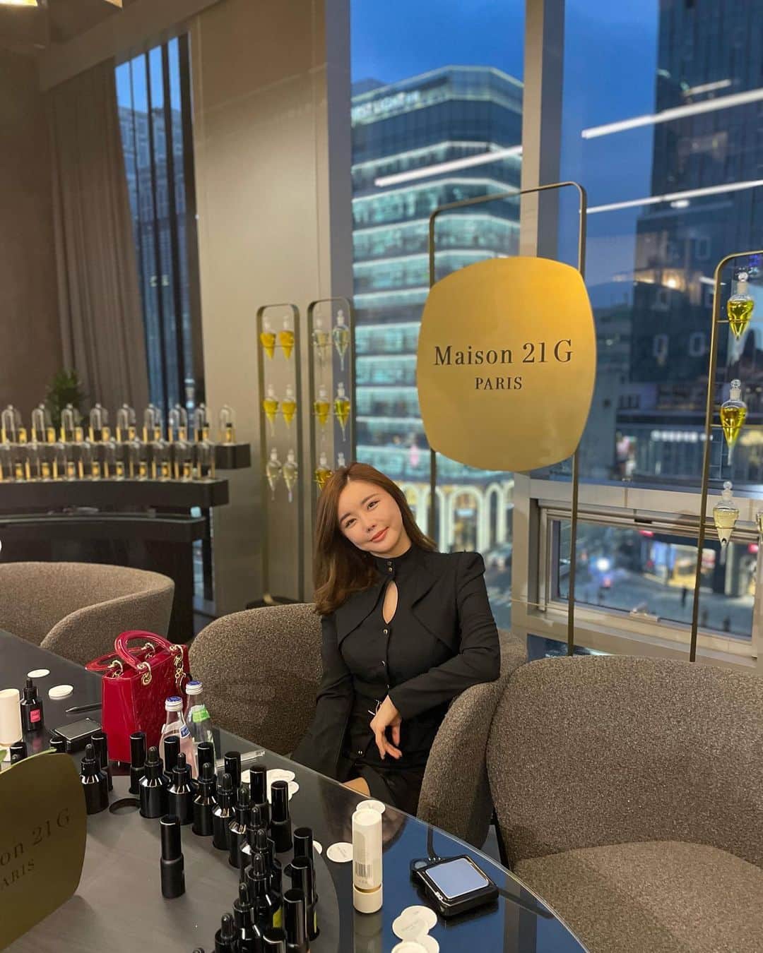 リュ・ジヘのインスタグラム：「🍀 메종 21G 는 집을 의미하는 masion, 그리고 영혼의 무게라는 21g를 합쳐 만들어진 브랜드로 비건 퍼퓸이자 지구 환경을 생각하는 브랜드로 보통 나오는 부분을 열면 끝인 향수들과 다르게 또 깊은 향기에 지속력이 긴 오드 퍼퓸이며 기존 오드퍼퓸들 보다도 더 높은, 21%의 향 에센스가 들어가 지속력, 발향력이 모두 좋다고 한다. 용기도 리필 & 재사용 가능하데요!  우선 내 향을 만들 수 있다는 점과 MBTI처럼 어플로 나와 맞는 향을 찾고 내가 직접 만들 수 있어서 색다른 느낌 머리 아픈 향들이 아니라 저는 좋았던 거 같아요 행사도 너무 멋지고 고급졌던 메종21g   프로그램들도 다양해서 미리 예약필수! 직원분들의 친절한 설명과 함께 청담스퀘어 A동 3층 아틀리에 청담에 자리 잡고 있으니 자기만의 색깔의 향수를 찾아보길 추천드려요 데이트코스로도 좋을거 같아요👍💕  #광고 #메종21g #고급향수 #청담동 #행사 #비건퍼퓸 #비건향수 #향기 #인플루언서브랜드 #인플루언서행사 #청담아뜰리에 #메종21G」