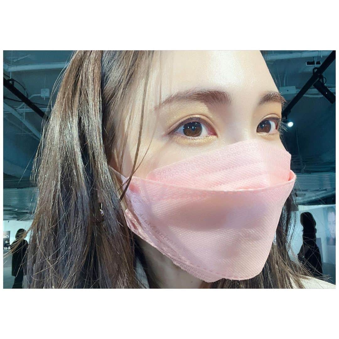 のインスタグラム：「先日 @celvoke.jp 2022春夏コレクション発表会へ。  天然由来成分×洗練されたモードなカラーやアイデアが好きなブランドです。  「土、木、水など自然の恵みを色にし、魂から発せられるエナジーを表現」。 オシャレなのはもちろんのこと、肌なじみが良く元気をもらえるようなカラーが揃っていました。  @mikako888 さんに仕上げていただいた目元。新鮮。 再現して動画でも撮ってみようと思います。  とくに気に入っているのは繊細なパールが入ったアイライナー。 シャドウのようにぼかしやすいです。  今回はネイルカラーも初お目見え。  それぞれ4月発売です。  #celvoke #セルヴォーク #cosmekitchen  #コスメキッチン #organic #naturalcosmetics  #cosmetics #コスメ」