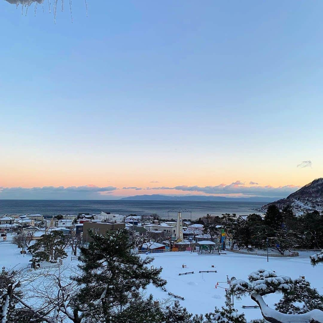 畑中奈緒美さんのインスタグラム写真 - (畑中奈緒美Instagram)「・ あと1ヶ月もしたらこの景色も満開の桜でピンク一色になるんだ🌸 市内の中でも特に時間の流れがゆっくりな谷地頭。海も山も近くて好きです。・ ・ ・ #谷地頭 #函館 #函館公園 #こどものくに」3月28日 12時47分 - hatanaka_naomi