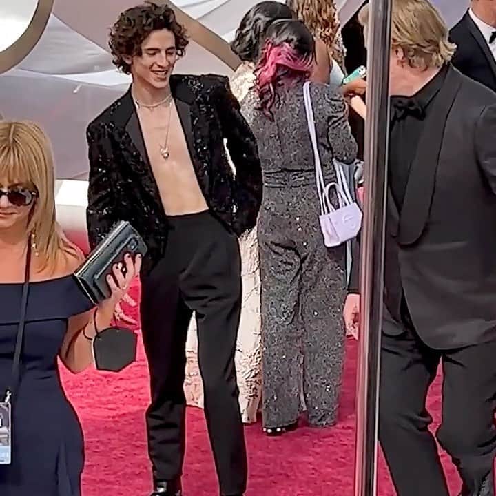 New York Times Fashionのインスタグラム：「To say the least, it was an eventful night at the 94th Academy Awards, both on and off the carpet! We know what you're really looking for, though. We've got all the best looks from the night at the link in bio!   Videos by @shaneisland and @pete_.r」