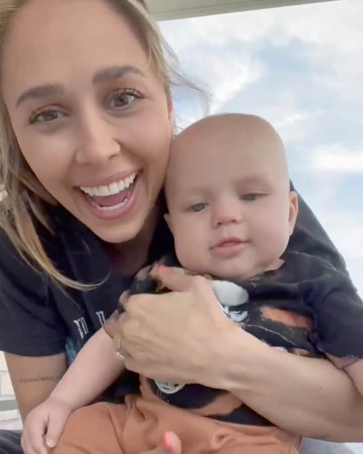 Tianna Gregoryのインスタグラム：「Riot loves hanging with mama outside ☀️ ✨ @VoozHydrate available at @KrogerCo ✨ Follow the inventor @BangEnergy.CEO #VoozHydrate #ad」