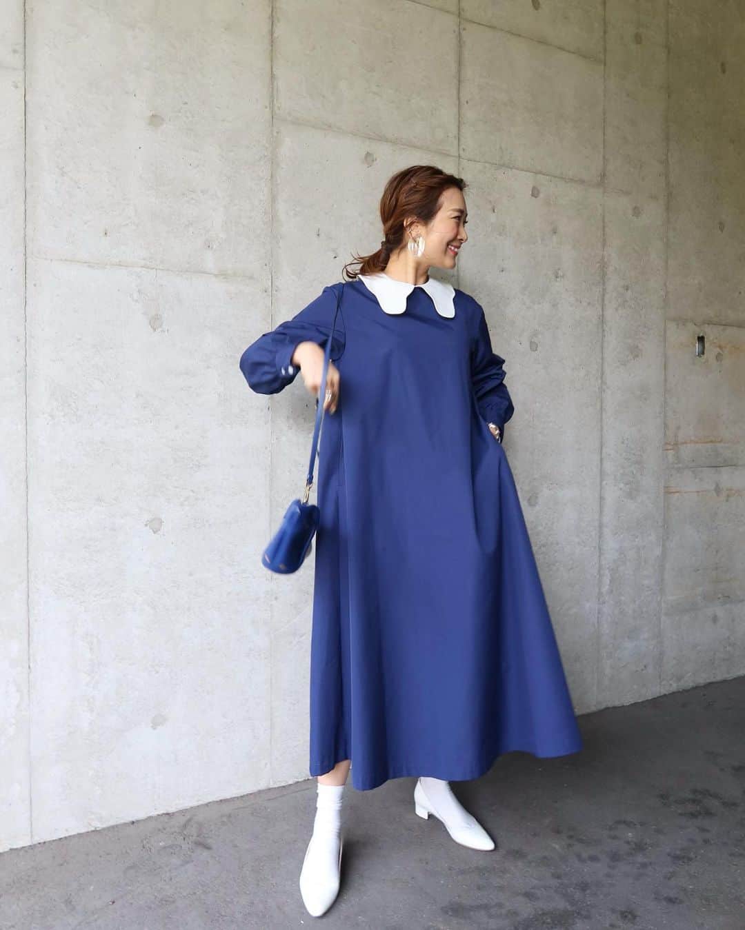 Mai Wakimizuのインスタグラム：「バタフライカラーシリーズ、ワンピースも作ってます♡navyが着たくてこのカラーにしたけど、ゾウさんbagにもぴったりで、まさに今の春めいた明るい気分そのものだった♡しっかりボリュームが出るようにたっぷりと生地を使った贅沢ちゃん。バタフライカラーのおかげで良い子ちゃんにもなるし、シャツワンピ感覚でデイリーにも着れる楽ちんな1枚＼(^o^)／ボトムのスタイリングに困らないワンピースだからこそ、この春はとことんバイカラーを楽しんで欲しい♡ dress:#linkable @linkable_official(今週31日〜予約販売)」