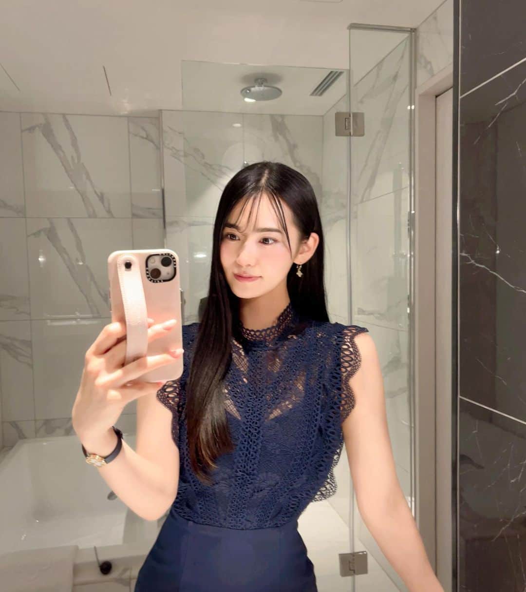 七尾エレナのインスタグラム：「ずっと泊まってみたかった 横浜のカハラホテル🌺🍹  お部屋スタイリッシュでとても素敵だった✨ スタッフの方々のサービスも 本当に素晴らしかったです🥺✨  鏡越しに写っている スマホケースはCasetify @casetify  大好きなピンクカラーに Elenaと名入りで作っていただいたもの😍  お洋服はいつもご紹介している Love, Bonito @lovebonito  @CASETiFY @CASETiFY_jp #CASETiFY #ShowYourColors  #LoveBonito #LoveBonitoJP #LBOOTDs #inspirewithLB  #PR」