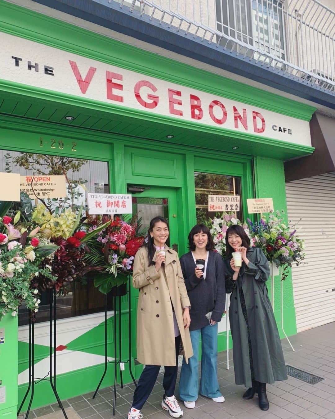 森口瑤子さんのインスタグラム写真 - (森口瑤子Instagram)「. . 先日、 26日にOPENしたばかりの   @thevegebondcafe  さんに お邪魔しました！ お、、、 美味しすぎる〜！！ これは絶対通ってしまうな。 写真は  #マエノリ さん @maenorichang  と  #秋本祐希 ちゃん @ayuuki0908  .  #野菜ジュース  #バナナアボカド美味しかった  #スペシャルめちゃくちゃ美味しい  #毎日飲みたい」3月28日 14時52分 - yokomoriguchi_official