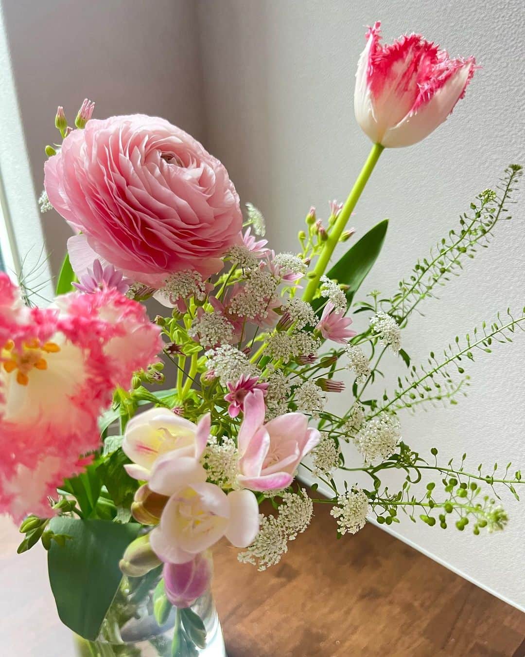 松雪彩花のインスタグラム：「ラナンキュラスにチューリップ🌷 春だなぁ、かわいい  お花屋さんを見つけると入りたくなる季節💐  ミモザもバラも買ってしまった…🌹 ふふふん」