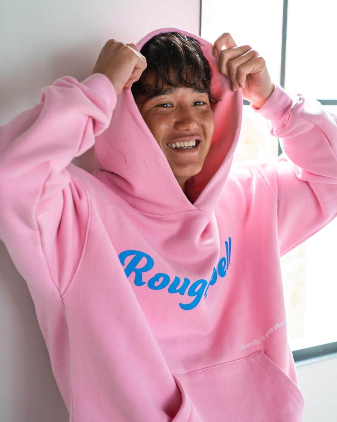 荒井陸のインスタグラム：「☑︎ まだまだパーカーが必要な季節ですね…🌱  普段着ないような服を着ると なんだか気持ちもウキウキします🎆  ピンク売り切れちゃった  📸 @robin_officialjp」