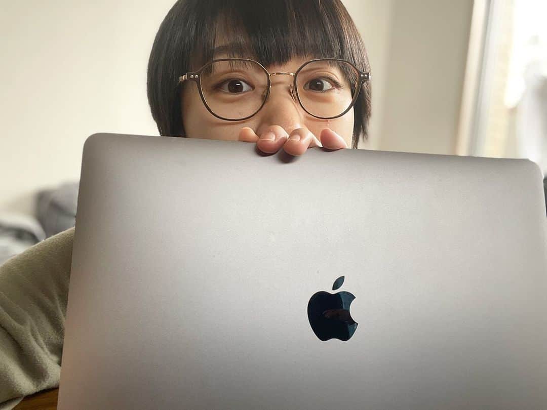 時東ぁみさんのインスタグラム写真 時東ぁみinstagram 引き続き家でのお仕事頑張ってます 家って誘惑がたくさんだから打ち勝つ心が強く ないとねっ って Netflixに手をかけてしまってる Www さぁ 集中して頑張るぞっ 時東ぁみ 在宅ワーク
