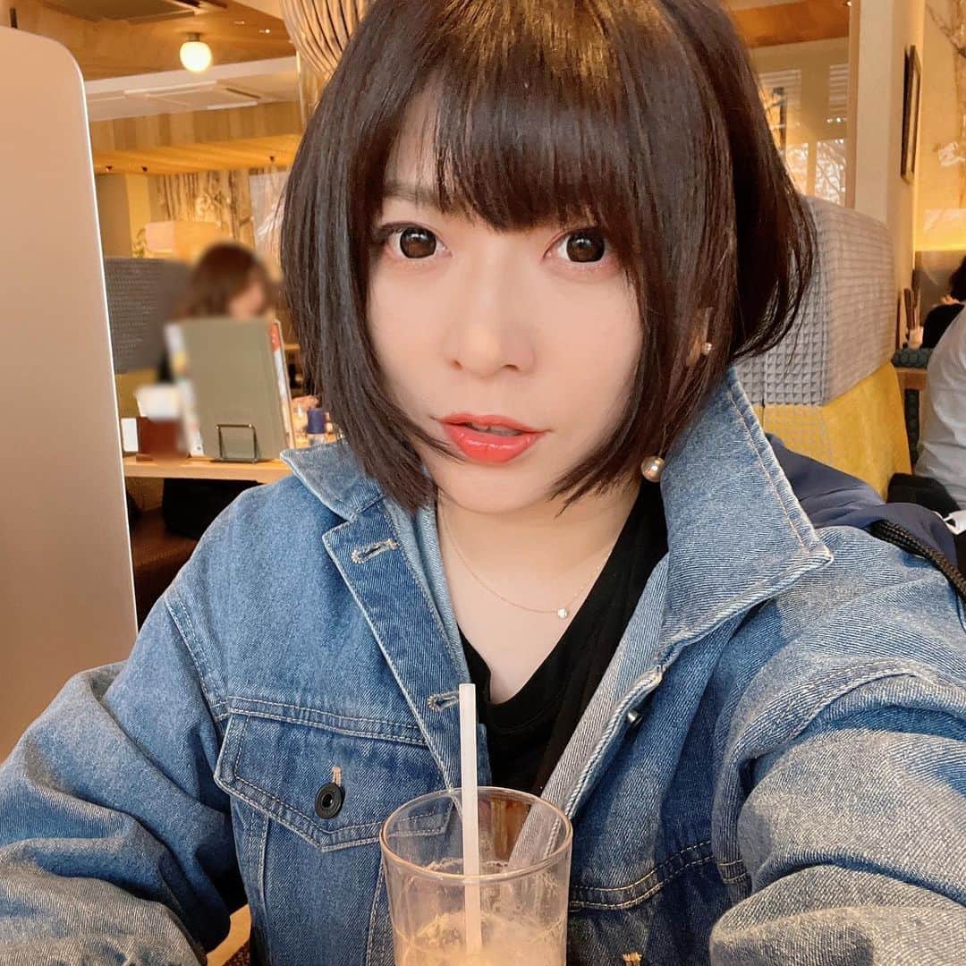 鈴華ゆう子のインスタグラム：「お仕事の合間に、桜を見ながら1人カフェタイム！ 髪を切りました！美容師さんにお任せして、ショートボブに。 #鈴華ゆう子 #和楽器バンド」