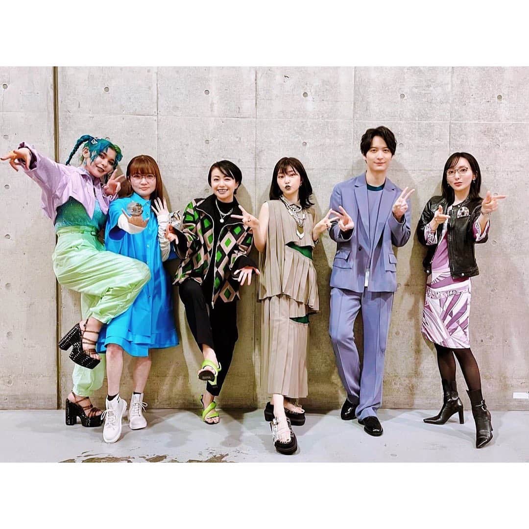 松澤千晶のインスタグラム：「アニメジャパンいろいろ。  今年もお供させていただき光栄でした。  たかが司会されど司会と言いますか、一番近くで見届けた者として、何かしら残しておきたいと思います📝  ジョジョに関しては、アニメーションから10周年、原作からは35周年を迎えるとのことで、この人間讃歌の物語と同じ時代を生きる慶びを感じました。  多くはお話できませんでしたが、やはり6部は良いですね🦋  全て終わったら、私はエンポリオに聞きたいことがたくさんあります⚾️  このお写真だとわかりにくいですが、メインの3人娘さんはグリーンのリップでとてもキマっていらっしゃいました💋  伊瀬茉莉也ちゃんが、何で私こんなに真ん中でドヤってるのォオオオ～～ッ😱と。笑  ジョジョのお写真はドヤってこそだと思いますが、エルメェス田村さんやウェザーリポート梅原さんのお茶目な感じも素敵ですね🌈  お写真無いものも備忘録で。  ----------------2022/3/26 (土)----------------  1日目の朝は群青のファンファーレから始まりました。  競馬学校のお話で、オリジナルアニメが好きな自分としては非常に興味深いものでした🏇  じゃじゃ馬グルーミン★UP！が好きだったので、競走馬との向き合い方がどう描かれてゆくのか、今から楽しみです🐴  2つ目の賭ケグルイは、早見さんと田中さんが、この作品を楽しむと言うよりは、愉しんでいるのが伝わってきて、素敵でした🃏  自分はミッキーマウスの中身は知りたくないタイプですが、演者さんに作品を通して感じたことを聞くことで、物語がより立体的になり、現実と創作が地続きである喜びを感じるようになりました。  3つ目のタイバニは先日のイベントで感極まっていたもので、平田さんと森田さんが存在しているだけで楽しかったです🐯🐰  平田さんが、ちょっと来てくれよ！と真ん中に入れてくださったお写真は、お2人の間に入って良いのか戸惑いながらも、喜びを隠せませんでしたね。  4つ目が1日目のラスト、ジョジョのステージでした。  ----------------2022/3/27 (日)----------------  2日目はヴァンパイア・イン・ザ・ガーデンから🌹  こちらは一足お先に拝見して、研ぎ澄まされた素敵な作品なので、5月に配信開始されたら是非見ていただきたいです。  2つ目のコタローは一人暮らしは、想像以上に深いと言いますか、一人の子供を通して社会が見えてくる作品で、個人的にとてもおすすめです🏠  3つ目のプリマドールは、ちょっと急いでいたのでお写真はありませんが、Keyが送るアニメ作品とのことで、可愛いの奥に潜む可哀想を今から期待している自分がいます🗝  そして4つ目が、毎年アニメジャパンのラストを飾る進撃の巨人、まさか今年は1時間ステージだったとは…  このところファーストシーズンから見返して、なんと言いますか、入り込み過ぎてしまいました🧣  アニメジャパンが終わると、今年もアニメの1年が終わったなと感じます。  ご来場の皆様、配信でご覧くださった皆様、誠にありがとうございました。  #animejapan2022  #群青のファンファーレ #賭ケグルイ #tigerandbunny  #ジョジョの奇妙な冒険  #ヴァンパイアインザガーデン  #コタローは1人暮らし  #プリマドール #進撃の巨人」