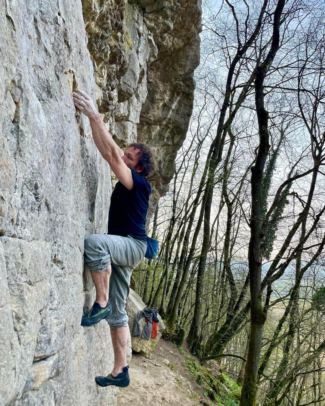 フレッド・二コルのインスタグラム：「Testing self made shoes for @soill on old slippery limestone… #bouldering #climbing pic by @savetheearth」