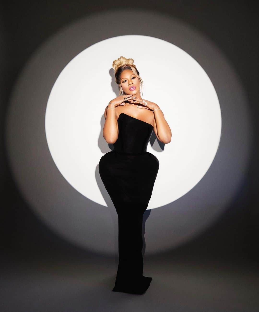 August Gettyのインスタグラム：「It is such an honor to have @lavernecox wear a custom couture look from August Getty Atelier to her very first Oscars red carpet. The decolletage baring gown features sophisticated french silk velvet paired with bundles of structural taffeta inspired by an eye-catching mix of 1960s iconography and modernism.」