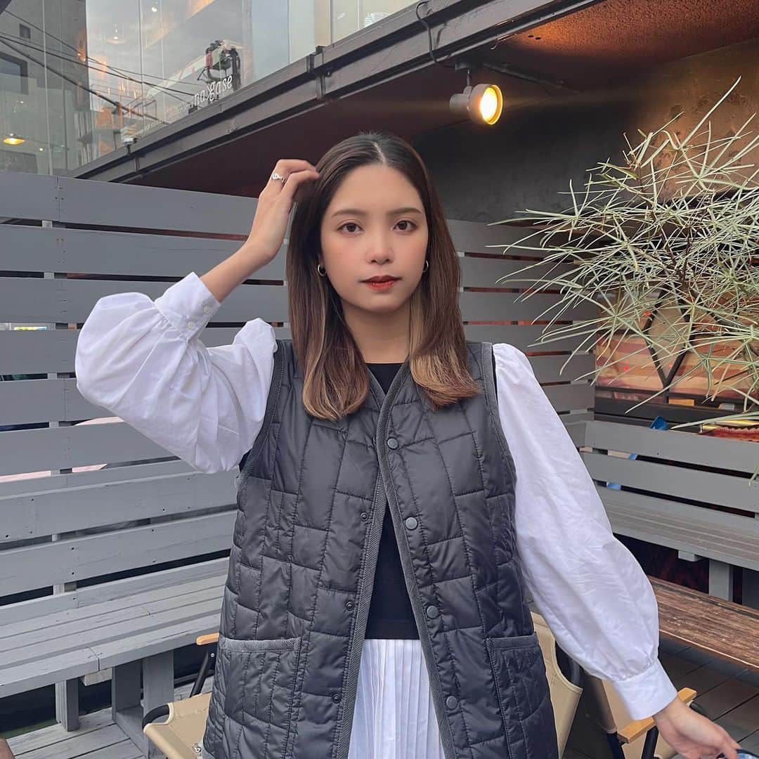 佐々木まゆのインスタグラム：「8キロ痩せて、だいぶ体軽くなった🫠🫠  この日は暖かかったから頂いたベスト着てみた〜 軽いのにこの一枚でちゃんと暖かい🫡🫡  @lavenhamjp  #Lavenham #MadeInSuffolk  #LavenhamLived  #ラベンハム」