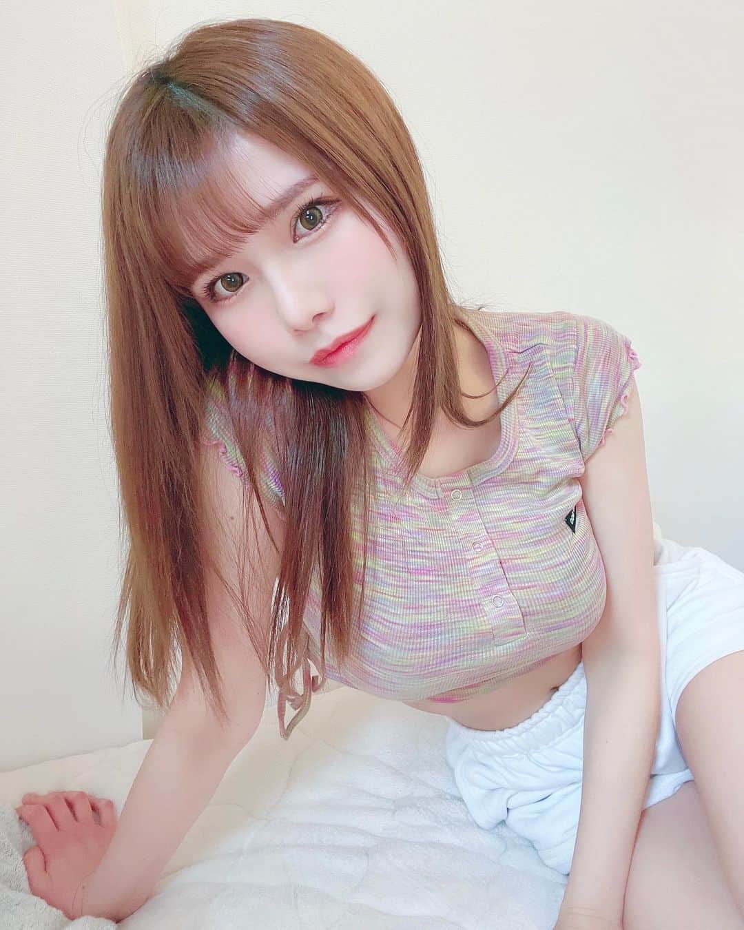 プラネットオシリスのインスタグラム：「. 先日銀座のEOLBROW( @eolbrowclinic )さんで はじめての眉アートしてもらいました✨✨ . 2枚目は施術後で眉濃いですが、1週間かけていい感じになってきました☺️✨ 1回目はベース作り 2回目で完成になるみたいです🌸 . . 眉は元々しっかり生えていたけど、 毎日のメイクの時短になるのでとーーーっても便利ー！！！ . . 坂元先生( @shihochi2 )にお願いしました💕 . 仕上がり後も起き上がってしっかり確認してくれて 「眉尻もう一本足しますね」と 毛並み一本一本微調整してくれました🥺 . . 先生もカウンセラーさんもみんな可愛くてカウンセリングもとっても丁寧で居心地がよすぎました🥰 . 最近は男性の方も眉アートする方が多いみたいだね🤩 もし気になってる方はオルブロウさんとってもおすすめなので是非😎！ . . #眉アート#眉毛アートメイク#銀座#美容デー#アートメイク眉  #アートメイク」