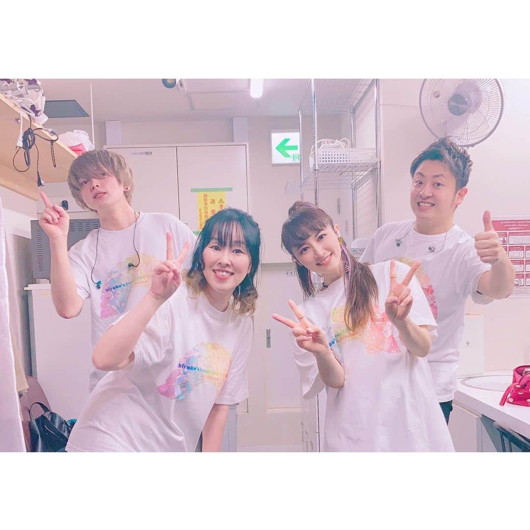 hirokoさんのインスタグラム写真 - (hirokoInstagram)「昨日名古屋公演に来てくださった皆さん、名古屋もまだまだ色々制限のある中、足を運んでいただき、本当にありがとうございましたー‼️✨✨  心も体もでらほかほかに温まりました..🌟 久しぶりすぎるのにもかかわらず、とても温かく迎えてくださって、本当に嬉しかったです😆やっぱりライブっていいなぁ..とさらに感じられた日になりました☺️🎶 ひつまぶし、手羽先、天むす、味噌煮込みうどん、、大好物ばっかりの名古屋にそのまま滞在して食べ歩きしたかったのですが🤤、、またゆっくり来られる日を楽しみに頑張ります🍤😌✨  また会える日を楽しみにしています！！ ありがとうございましたーーー😆❤️  そして次回はファイナル大阪公演4月15日！！宜しくお願い致します😌✨‼️  #hiroko #東名阪 #ライブツアー #真ん中公演 #名古屋 #ありがとうございました #✨ #🍤 #💫」3月28日 17時36分 - hiroko_official