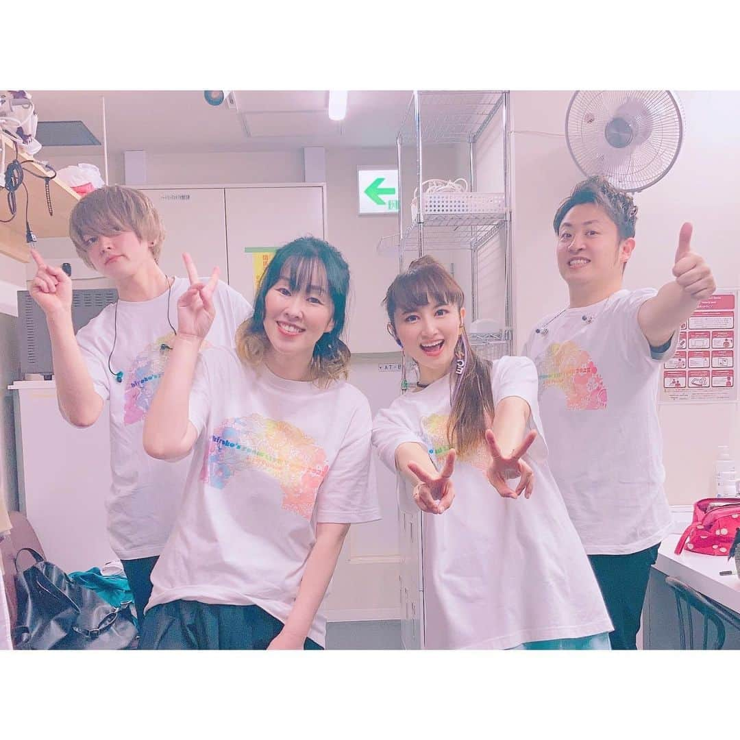 hirokoさんのインスタグラム写真 - (hirokoInstagram)「昨日名古屋公演に来てくださった皆さん、名古屋もまだまだ色々制限のある中、足を運んでいただき、本当にありがとうございましたー‼️✨✨  心も体もでらほかほかに温まりました..🌟 久しぶりすぎるのにもかかわらず、とても温かく迎えてくださって、本当に嬉しかったです😆やっぱりライブっていいなぁ..とさらに感じられた日になりました☺️🎶 ひつまぶし、手羽先、天むす、味噌煮込みうどん、、大好物ばっかりの名古屋にそのまま滞在して食べ歩きしたかったのですが🤤、、またゆっくり来られる日を楽しみに頑張ります🍤😌✨  また会える日を楽しみにしています！！ ありがとうございましたーーー😆❤️  そして次回はファイナル大阪公演4月15日！！宜しくお願い致します😌✨‼️  #hiroko #東名阪 #ライブツアー #真ん中公演 #名古屋 #ありがとうございました #✨ #🍤 #💫」3月28日 17時36分 - hiroko_official