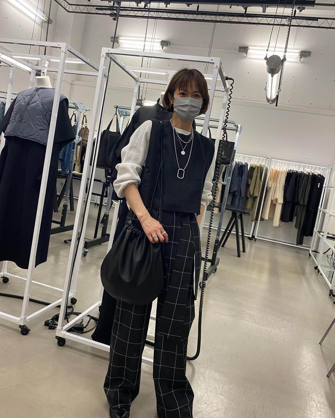 畑野ひろ子のインスタグラム：「@hyke_official の展示会へお邪魔しました。  次の秋冬も、いろいろ欲しくて迷ってしまう😆 今日の #ootd も　@hyke_official 🖤」