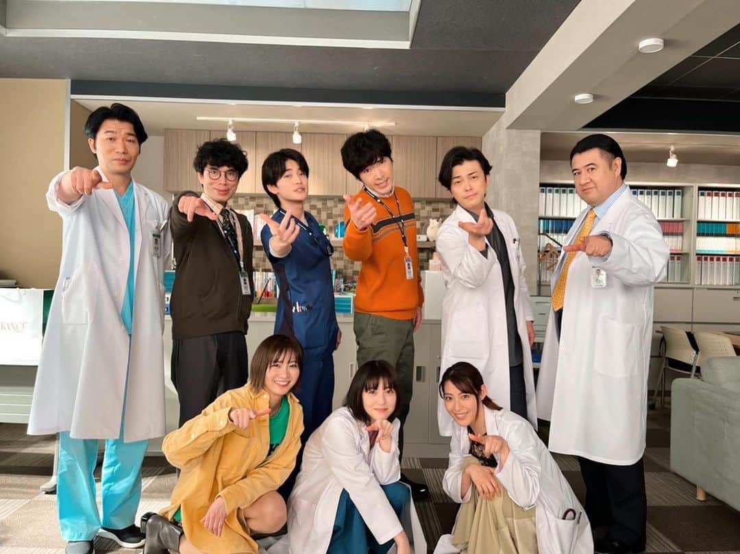 瀧本美織のインスタグラム：「みんなでそれ誤診です🙋‍♀️ ドクターホワイト 特別編🍓  医学部受験する白夜さんをチームで全力サポート！気になるラブ模様も見える、笑いありの物語となっています😚 そして真壁院長がなんとセブンルールに😳 私大好きな番組なので、すごい、すごい…✨と思ってました。笑  今夜は22:15〜です、お間違えなく😚   #ドクターホワイト」