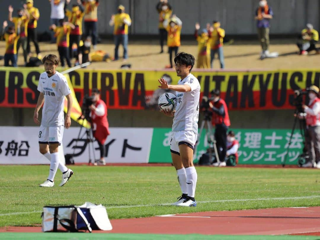 永田拓也さんのインスタグラム写真 - (永田拓也Instagram)「. 今季初勝利！！ ギラヴァンツ北九州を応援してくださる全てのみなさんお待たせしてしまいました🟡🔴🙇‍♂️  最後まで諦めず足を止めず逆転勝ちする事ができました。  押し込まれる時間が長かったけど、チーム全員で耐えて勝利に繋げられたことはものすごい大きな事だと思います。  やっと天さんに初勝利を捧げることができて良かった。  次はホーム！ 反省点を練習から改善して、この勢いに乗って連勝できるように準備します。  沢山の方がミクスタに応援にきてもらえたら嬉しいです！！  けんしん、誕生日おめでとう🎂 カミ、息子くんの誕生おめでとう👶  #jleague#jリーグ#soccer#football#DAZN#NIKE#nike#ギラヴァンツ北九州#giravanz#22#永田拓也#北九州#kitakyushu#逆転勝利#ゆりかご」3月28日 17時55分 - takuya__nagata