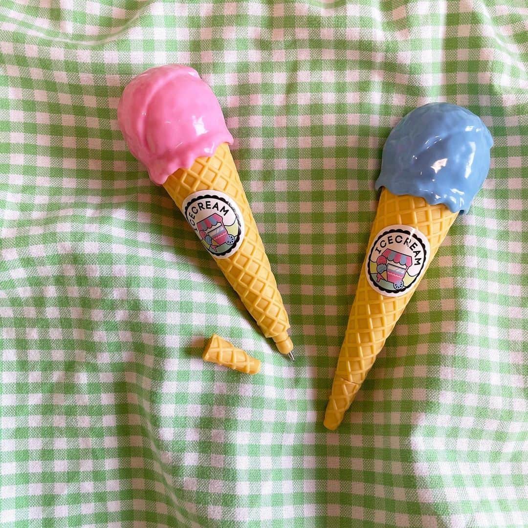 ASOKO ZAKKA STOREのインスタグラム：「_ ⁡ リアルでかわいい アイスクリームボールペン🍦♡ ⁡ ペン立てに置いててもペンケースから取り出しても 注目を浴びちゃいそう♫ ⁡ アイスクリームボールペン 各¥220(税込) ⁡ ⁡ ─────────────────────── ⁡ ■オンラインストアは 　トップページのURLよりご覧いただけます ⁡ ■店舗により在庫が異なります 　お立ち寄りの店舗までお問い合わせください ⁡ ─────────────────────── ⁡ #ASOKO #3COINS #スリーコインズ #スリコ #アイスクリーム #ボールペン #stationery #文房具 #デスクワーク #雑貨 #雑貨屋」