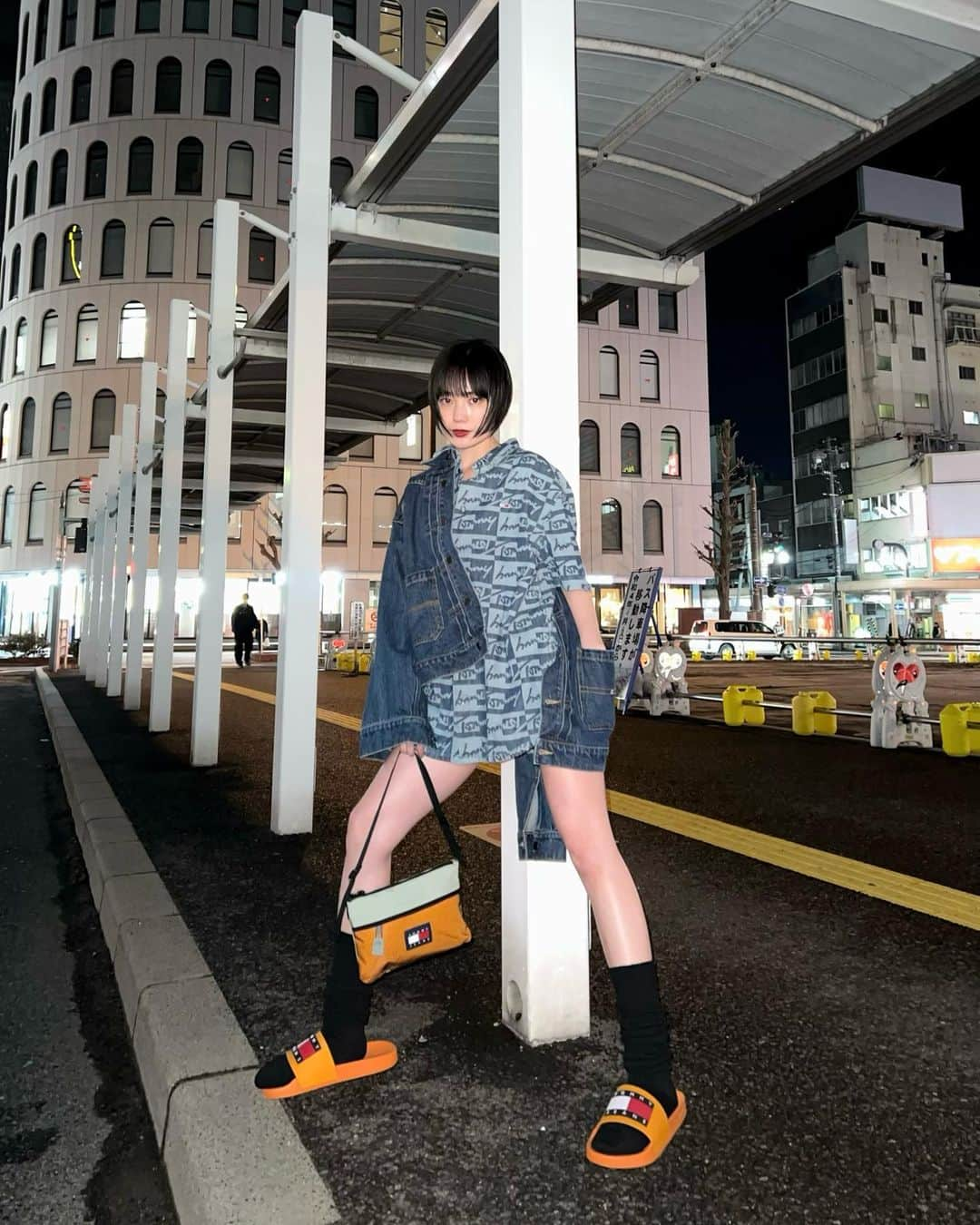 Mikako さんのインスタグラム写真 - (Mikako Instagram)「今回のスタイリングはデニム×デニムにアクセントカラーでオレンジが気分。🧡🥃🌞 Tommy Jeansの新作ARCHIVE COLLECTIONみなさんもぜひチェックしてみてください〜！！  #TommyJeans #TJブランドサポーター #TJXFAKY #PR @TommyJeans」3月28日 18時00分 - mikako_faky