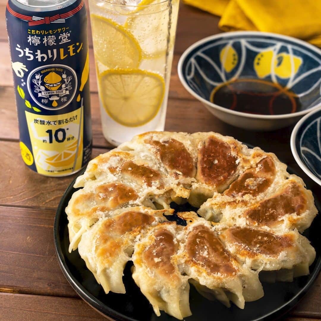のインスタグラム：「. ＼ 外カリッ、中ジューシー✨ ／  フライパン1つで簡単❗️ レモンサワーおつまみ！中華風鉄鍋餃子🍳  ピリッとパンチの効いた"おとなの餃子"には 檸檬堂 うちわりレモンの炭酸割り＋追いレモン🍋が合う❗️  おうち飲みにおすすめ✨ぜひ試してみてくださいね😉 . 【材料】 2人前 餃子の皮（大判）　　　　10枚 水（のり用）　　　　　　適量 豚ひき肉　　　　　　　　100g キャベツ　　　　　　　　150g ニラ　　　　　　　　　　30g ニンニク　　　　　　　　1片 生姜　　　　　　　　　　1片 片栗粉（あん用）　　　　大さじ1 (A)鶏ガラスープの素　　　大さじ1 (A)料理酒　　　　　　　　大さじ1 (A)オイスターソース　　　小さじ1/2 (A)しょうゆ　　　　　　　小さじ1/2 (A)五香粉　　　　　　　　小さじ1/4 (A)塩　　　　　　　　　　小さじ1/4 (A)黒こしょう　　　　　　少々 片栗粉（下に敷く用）　　適量 水（焼く用）　　　　　　80ml ごま油（仕上げ用）　　　大さじ1 ごま油（焼く用）　　　　大さじ1/2 . ーーたれーー 酢　　　　　　　　　　　大さじ1 しょうゆ　　　　　　　　小さじ2 ラー油　　　　　　　　　少々 白こしょう　　　　　　　少々 五香粉　　　　　　　　　少々 . 【手順】 生姜は皮をむいておきます。 1. キャベツ、ニラ、ニンニク、生姜はみじん切りにします。 2. ボウルに、豚ひき肉、1のニンニク、生姜、(A)を入れてよく混ぜます。 3. 1のキャベツ、ニラ、片栗粉を加えてさらに混ぜます。 4. 3のあんの25g程を餃子の皮の中央にのせ、皮のふちに水をつけ、端からつまんでひだを寄せながら包みます。具材が出ないよう、ふちをしっかりとつまみ、片栗粉を敷いたバットに置きます。同様に9個作ります。 5. フライパンにごま油をひき、4を入れて中火で加熱します。焼ける音がしてきたら、水を加えて蓋をし、中に火が通るまで7〜8分焼きます。 6. 水分が飛んだら、仕上げ用のごま油を鍋肌から回し入れ、1分程中火で焼きます。ふちが固まってきたら耐熱性のゴムベラなどで軽くはがして火から下ろし、裏返して皿に盛り付けます。 7. 小皿に、たれの材料を入れて添え、完成です。 . 【コツ・ポイント】 ・具材量は皮の大きさに応じて調整してください。 ※お酒は二十歳になってから  . 【レシピの紹介】  レモンサワーと相性抜群！おうちで簡単に作れる、本格餃子レシピです。五香粉の香りがほどよく香り、ピリッとした辛さのタレがやみつきになりますよ。しっかりとした味わいの餃子には、レモンサワーが相性抜群！檸檬堂 うちわりレモンにレモンをたっぷり入れて、炭酸で割るのがおすすめの飲み方！檸檬堂 うちわりレモンは定番の炭酸割りはもちろん、コークで甘さをプラスしたりとアレンジもおいしく楽しめますよ。ぜひ試してみてくださいね！ . Sponsored by 日本コカ·コーラ株式会社  . #クラシル #kurashiru #料理 #グルメ #おうちごはん #手料理 #簡単レシピ #ごはん #手作りごはん #今日のごはん #手作りご飯 #毎日ご飯 #クラシルレシピ #レシピ #料理動画 #レシピ動画 #晩御飯 #家庭料理 #ご飯記録 #ご飯のお供 #ご飯日記 #料理勉強中 #檸檬堂 #うちわりレモン #ぐっち夫婦 #餃子レシピ #餃子アレンジ #おうち居酒屋メニュー #居酒屋レシピ #おつまみレシピ」