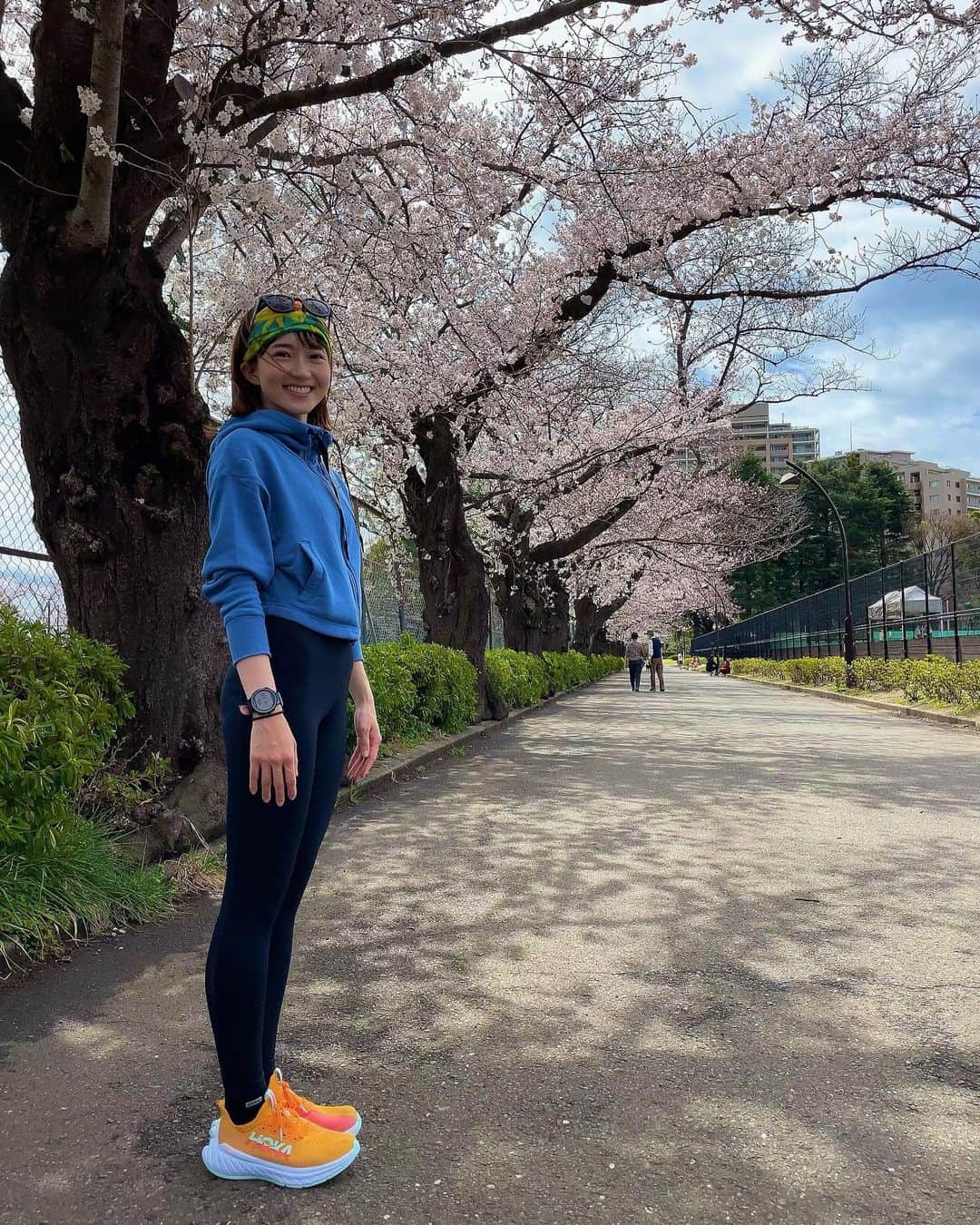 長谷川朋加のインスタグラム：「♡  ✎५⋆*{ 春の足音、春のにほひ } ୨୧-------------------------------- ୨୧  1日お疲れ様でした(*´꒳`*) 今日は取材を受けたので、 公開になったらご報告します🎤 ずっとインタビューをする側だったので と思ったら新鮮な気分🌸 有り難うございました💗  HOKAの新作 #carbonx3 ようやく履けた👟 @hoka_japan  ビタミンカラー🍊が可愛い💗 足下がパッと華やぐ存在感🌈 軽さと包容力を兼ね備えているのが安心で、 フィット感があるので足を委ねられる♪ 週末のロングでまた履いてみよう〜👟  ロングの楽しみがまた一つ増えた！ 可愛いシューズが多くて楽しいなぁ🏃‍♀️  今宵も楽しくハッピーに🏃‍♀️  ୨୧ -------------------------------- ୨୧ #やりたい事は全部やる #全力前向き前のめり #走るの大好き」