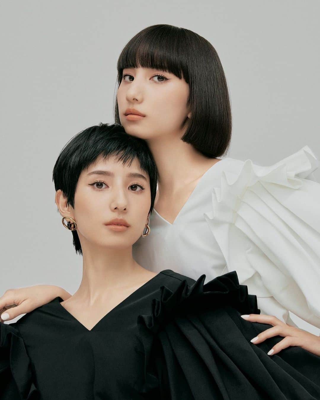 谷奥えまのインスタグラム：「本日発売のELLE 5月号にえまえり登場しています！ 憧れのELLE  とっても嬉しいです✨  3pにわたり登場しているのでぜひチェックしてみてね♪ @ellejapan  　 　  photographer @omisakii stylist @higashi.kanako hair @shucohair make up @nagisamakeup editor Taeko Kumazawa,@yogishohei」