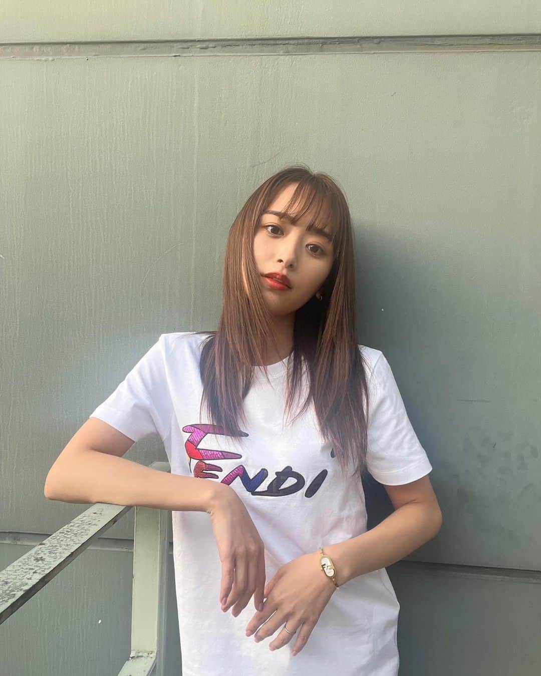 近藤千尋のインスタグラム：「春風が気持ちいい〜🌸✨ 今日もお仕事お疲れ様でした🥰 今年から認めざるを得ないくらいの 花粉症になってしまい。。笑 (去年までは気のせいだと思っていた。) 鼻うがいとやらをしてみたり。。🥴  桜を見て癒されてはくしゃみをして😙笑  撮影以外も半袖が着れる季節 早く来て欲しいなぁ🤍🤍🤍  #fendi  @fendi」
