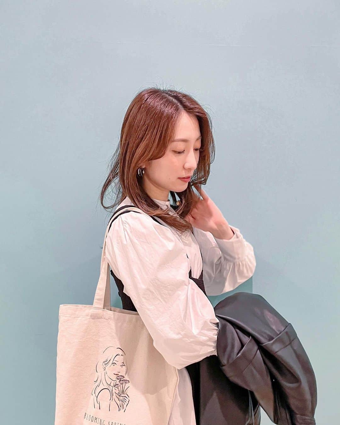 瀬口かなのインスタグラム：「こないだの私服🤍 ⁡ UNIQLOのイージーフレアパンツ、スタイルアップして見えるしストレッチで履きやすいしよく着てる🙏 ⁡ トートバッグは自分のグッズ~🌸 春服に合うデザインでサイズ感もお気に入り。 オンラインショップでも在庫残り僅かなのでぜひお早めにゲットしてね😊 ⁡ ⁡ #outfit #ootd #fashion #selca #selfie #japanesegirl #春服 #春服コーデ #トートバッグ #トートバッグコーデ #モノトーンコーデ #ユニクロコーデ #ユニクロ #ameri #amerivintage #uniqloコーデ #uniqlo #ユニクロ購入品 #カジュアルコーデ #大人カジュアル」