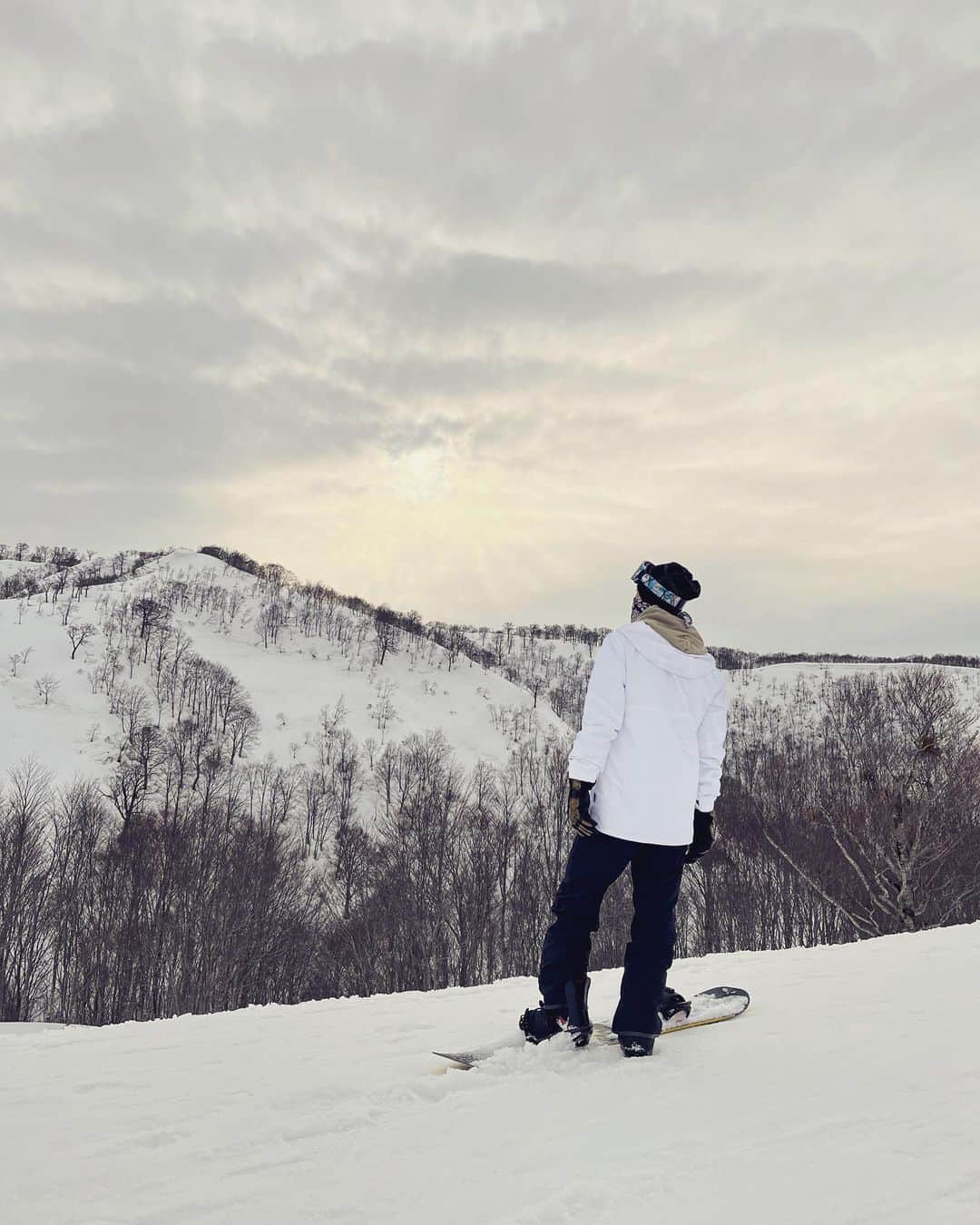 足立英昭のインスタグラム：「ちょっくらちょっくら🏂  #春 #スノボ」