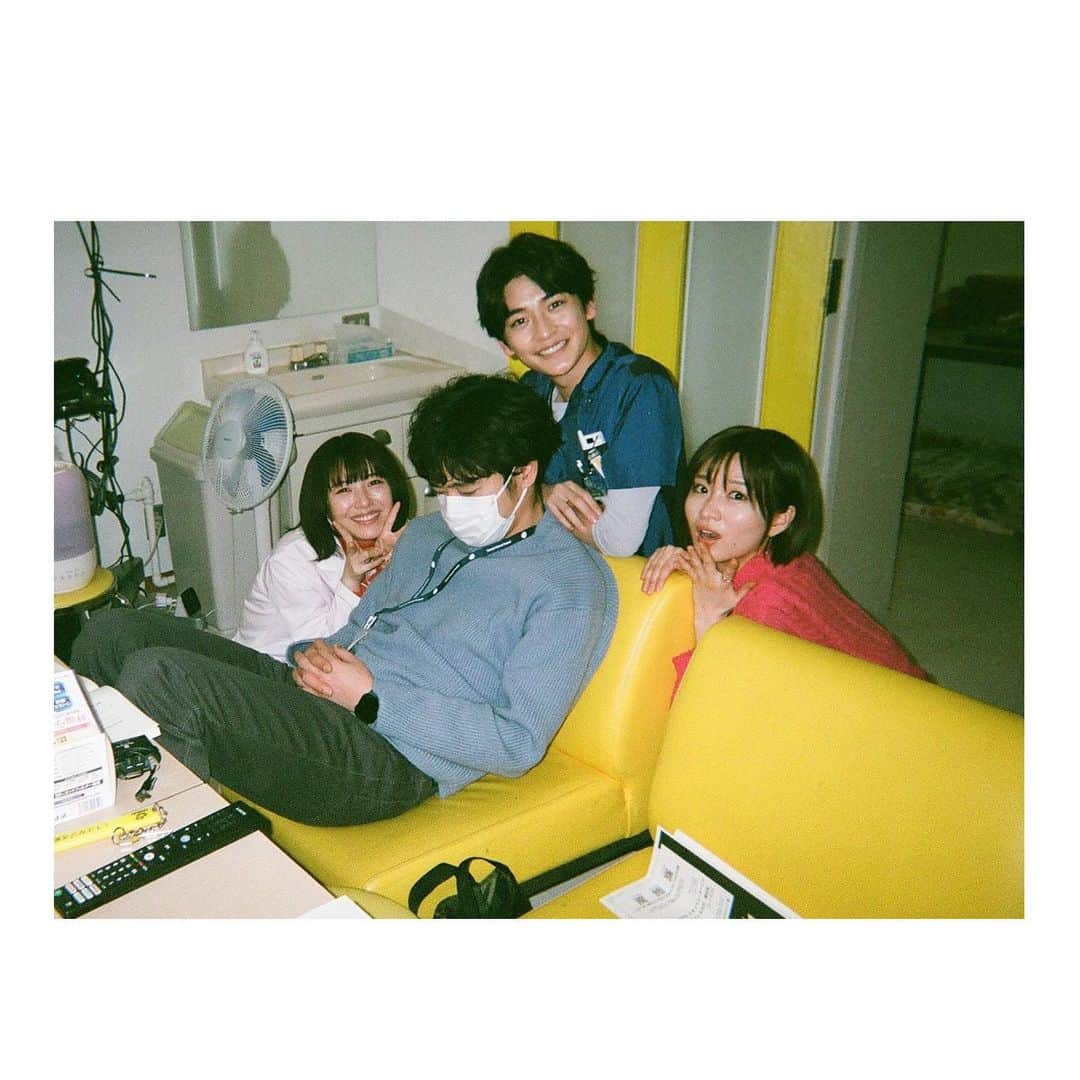 浜辺美波のインスタグラム：「おつされさまです🍝 本日は『ドクターホワイト』 特別編の放送です!  最後のドクターホワイトです… 最終話を迎えたあとのおはなし。 白夜とCDT、そして狩岡家のその後が描かれています🍝 深刻な展開…?とおもいきや、これまでの日々を振り返りながら、あたたかな笑いを誘うユーモア溢れる特別編となっております🍝 ぜひおやすみ前のお供に。   写真はとっておき! 1枚目はお兄ちゃんの定位置からお届け🍝 佑さんはこの椅子で目をつぶっていることが多いです。最後の最後にほんとに意識を飛ばしているところを3人で囲んで激写できました! 2枚目はお姉さまたちと! みおりん…ただただ心から大好きな人でした… さえさんも最後までお優しく感謝の気持ちでいっぱいです 3枚目はいい写真🍝 待ち受けにしよかなあ… みなさんの娘になりたい。  あ本日は10時15分からの放送なのでご注意くださいねー! ではではテレビの前でお会いしましょ  進撃の巨人アニメみてたら あーちゃんがいきなり出てきて驚いた。 あときょう現場マネージャーさんみつけて声掛けたときにすっ転んでめっちゃ痛い。そのあとめちゃくちゃ笑われたし、甘いもの食べてドラマもちゃんとみないと帳尻合わない。」