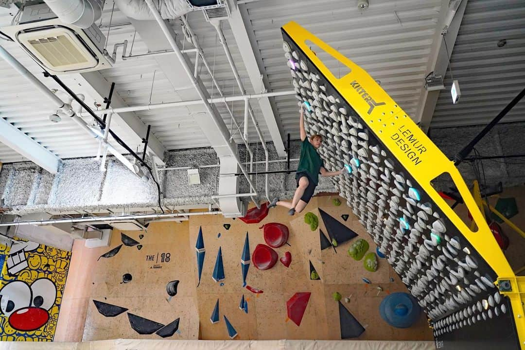 金子桃華さんのインスタグラム写真 - (金子桃華Instagram)「今日から @bpump_ogikubo でCLIMBERS MARKET開催中！  kilter board @kilterboard を是非触りに来て欲しい🤩  レアアイテムが貰えるハッシュタグキャンペーンもやってるので是非🙌🏻🙌🏻数に限りがあるのでお早めに🤭 詳細は @pump_onlineshop で✅  着てるTシャツはNew Hello climber Tee！！！ 店頭にて販売中😙  📸 @pump_onlineshop  かっこよく撮ってもらいました🙏🙏  #climbersmarket #クライマーズマーケット #climbing #bouldering #クライミング #ボルダリング #helloclimber #bpumpogikubo」3月28日 18時43分 - momoka_8611