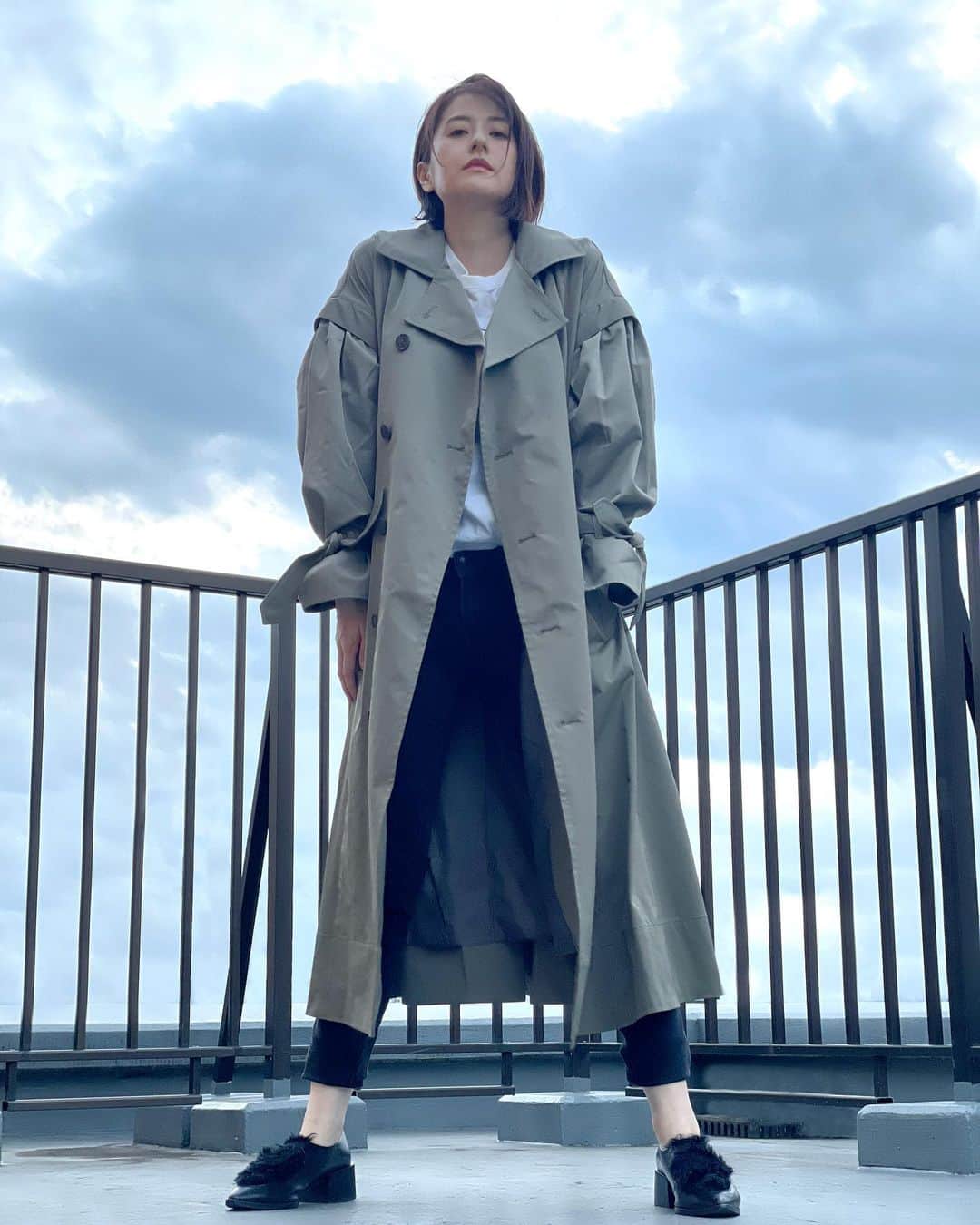 松本若菜のインスタグラム：「ミステリと言う勿れで 猫田刑事が着ていたコートへの問い合わせが多く放送後に即完売になってしまったそうですが色違いのベージュはあと数枚あるそうです！  私も欲しかったけどさすがに同じコート着るのは恥ずかしいので似ているコートをゲット😍  あと使いまくれそうなブルゾンもgood😍😍  コート/ブルゾン　#KOH.style」